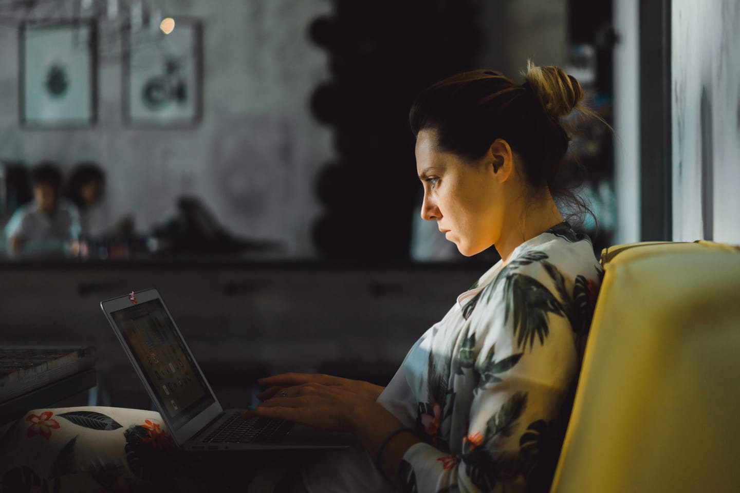 Diseñando para el dark mode: estrategias y consideraciones clave