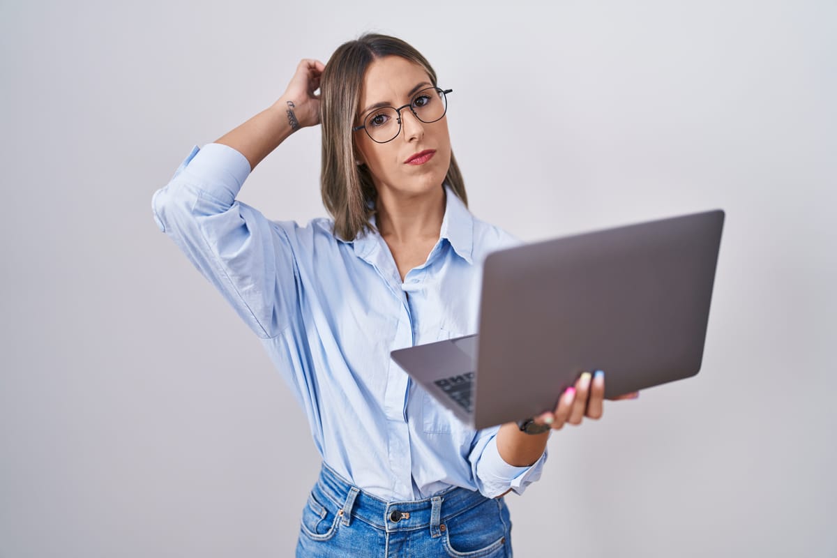 ¿Cuándo compilar y cuándo usar una API? La decisión que más impacta tu web