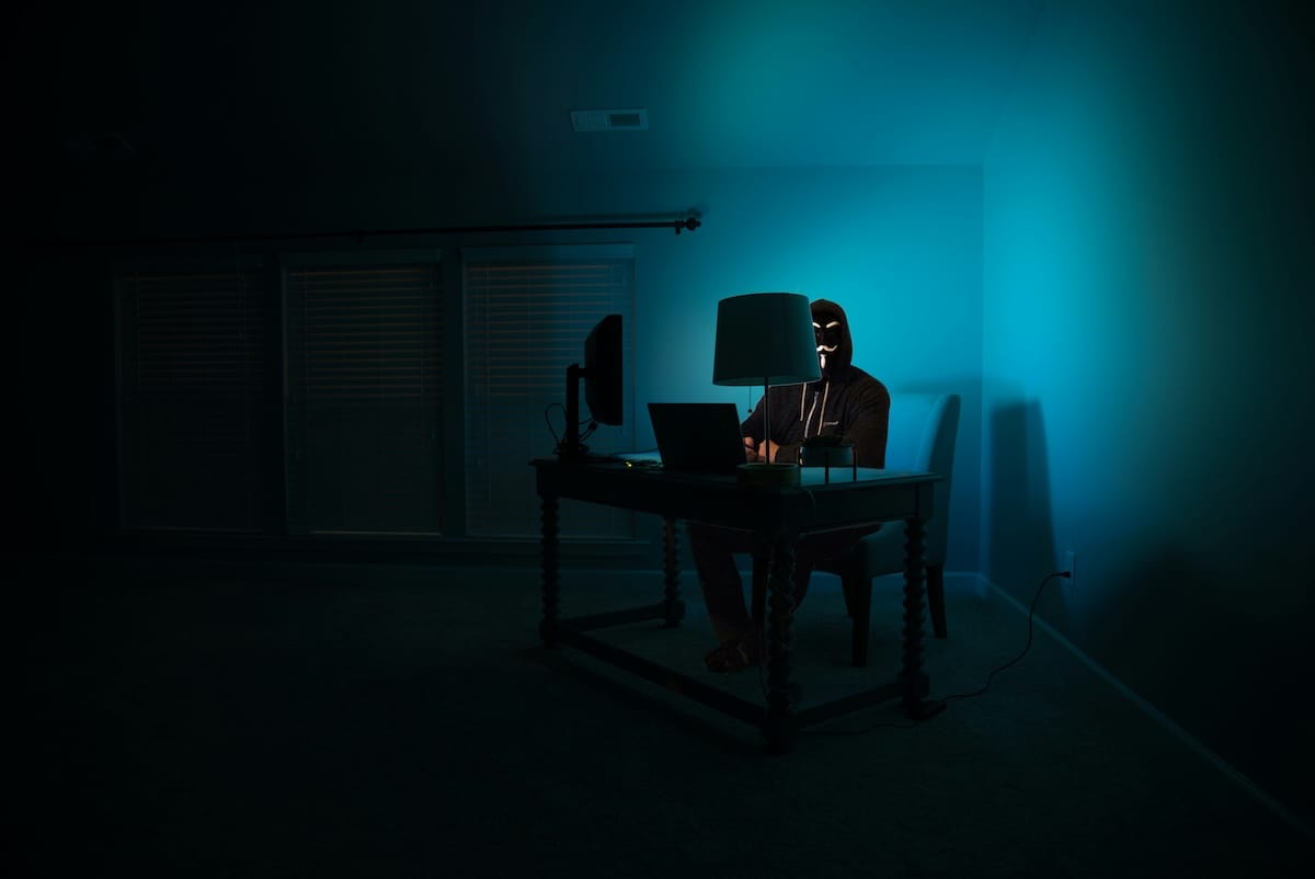 Blindando el 40% de internet: Cómo mitigar ataques masivos, DDoS y Bots de IA en WordPress con WAF, CDN y Edge Caching